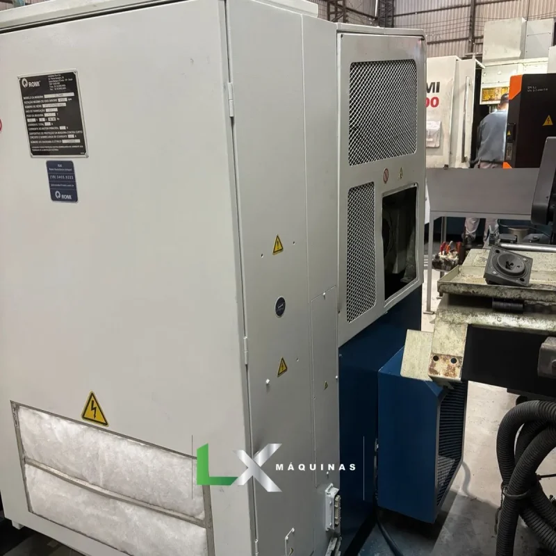 CENTRO DE TORNEAMENTO ROMI GL-240M - FANUC OI - ANO 2011- COM TRANSPORTADOR DE CAVACOS (4)