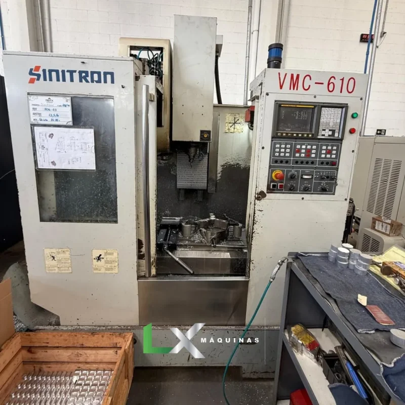 CENTRO DE USINAGEM SINITRON VMC610 - FANUC - ANO 2004 (1)