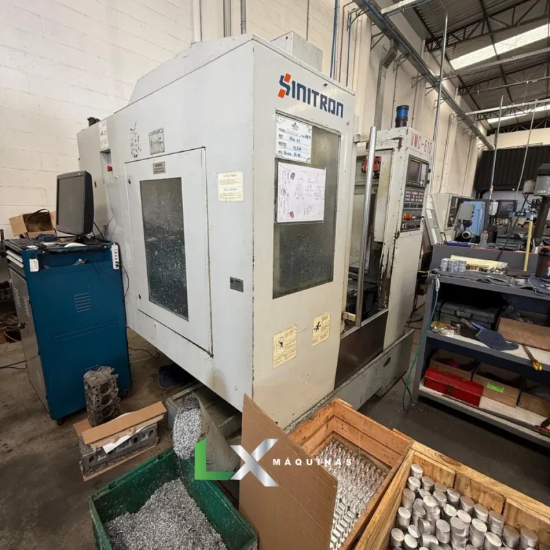 CENTRO DE USINAGEM SINITRON VMC610 - FANUC - ANO 2004 (2)