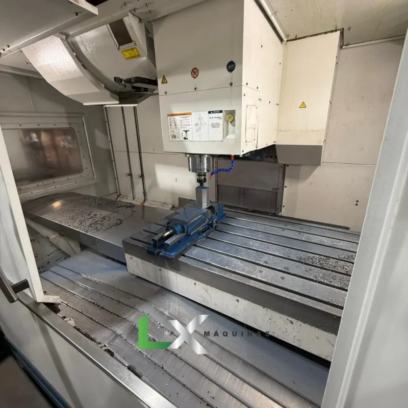 CENTRO DE USINAGEM VERTICAL ROMI D1500 SIEMENS 828D COM 4 EIXO - ANO 2022 (8)