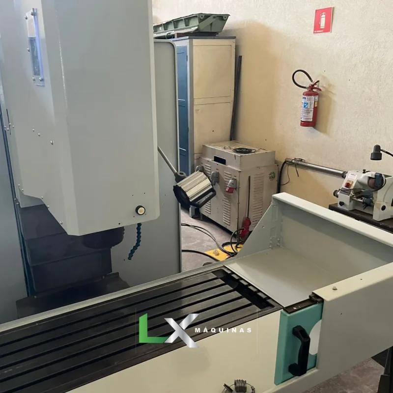 FRESADORA CNC MARCA TOMF A2-5T (5)