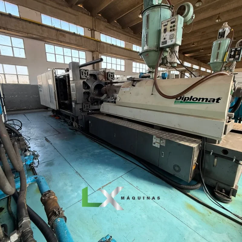 INJETORA PARA PLASTICOS - DIPLOMAT - SPAZIO CD600V - 600 TONS - ANO 2010 (2)